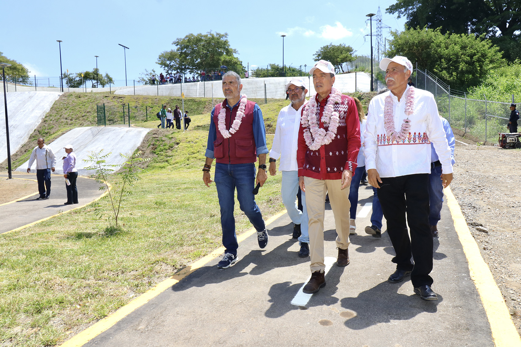 Rutilio Escand N Inaugura Construcci N De Unidad Deportiva En